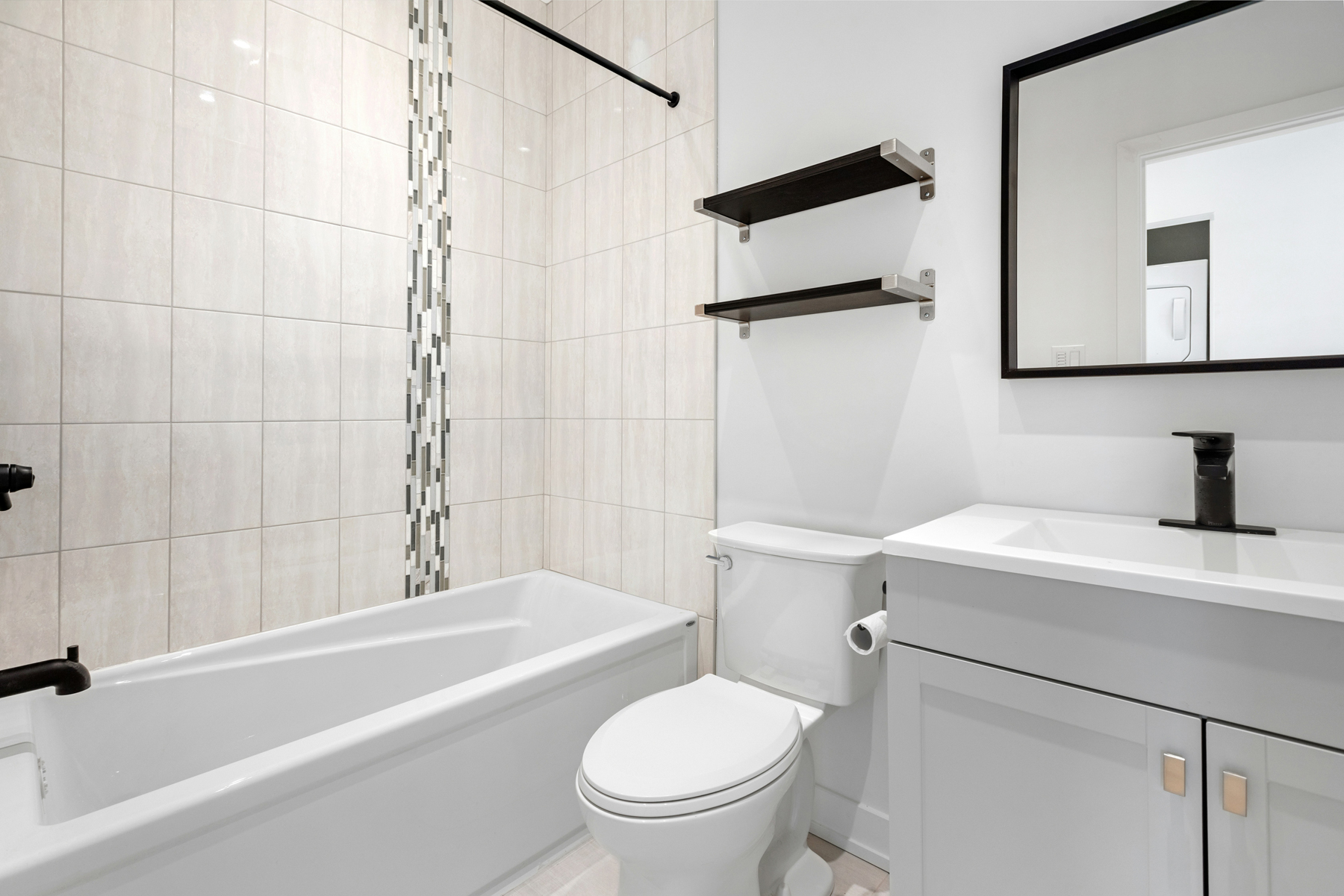 Gepflegte weiße Klobrille im Badezimmer