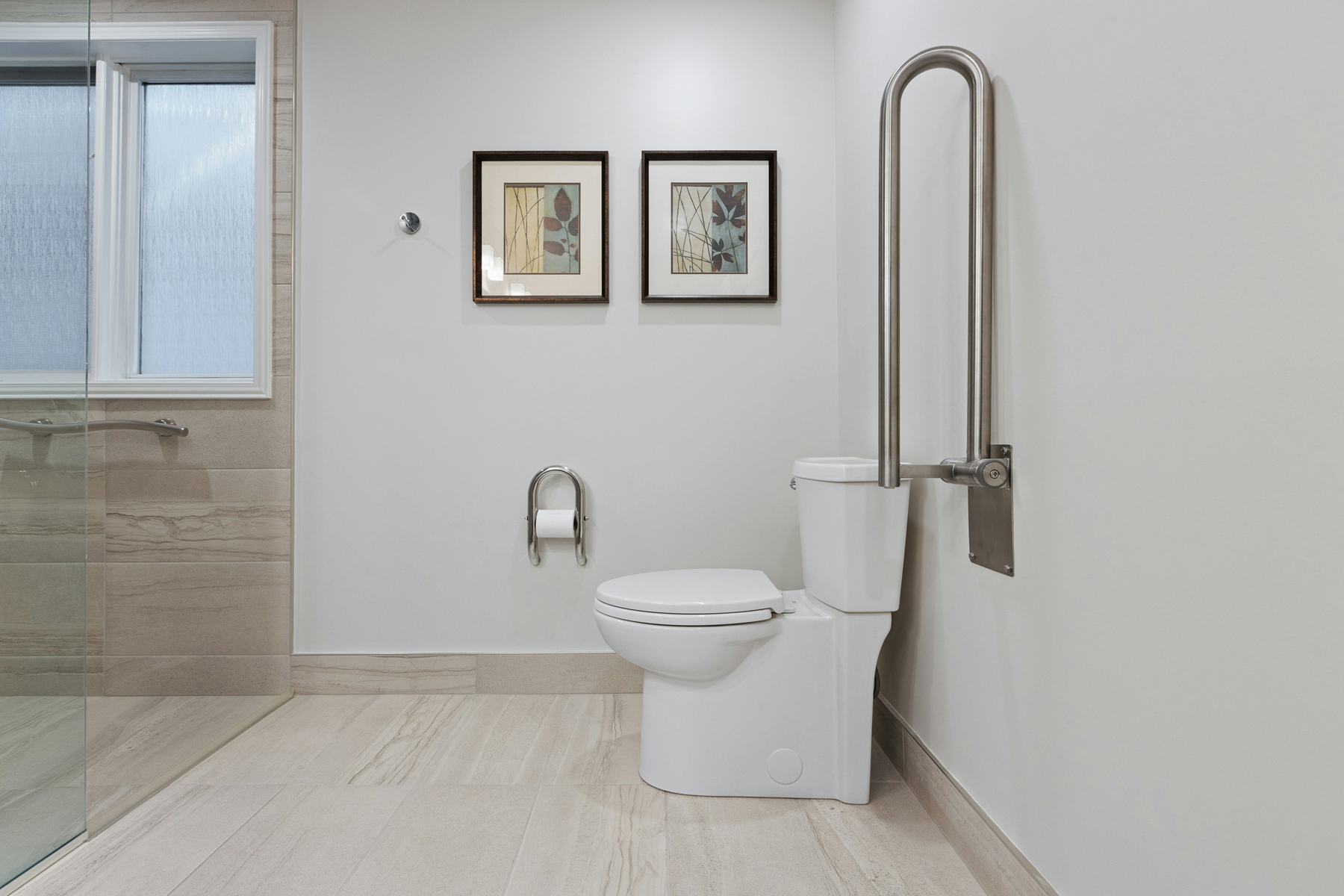 Weißer Toilettensitz im Bad