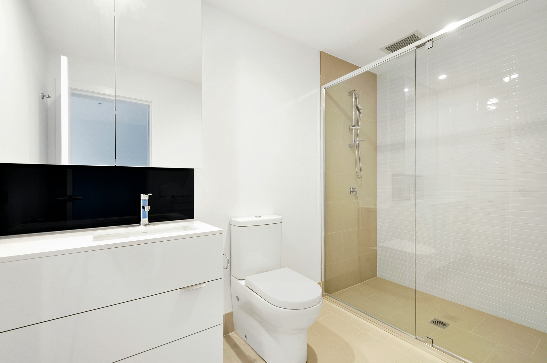 Neuer WC-Sitz wird im Badezimmer eingebaut