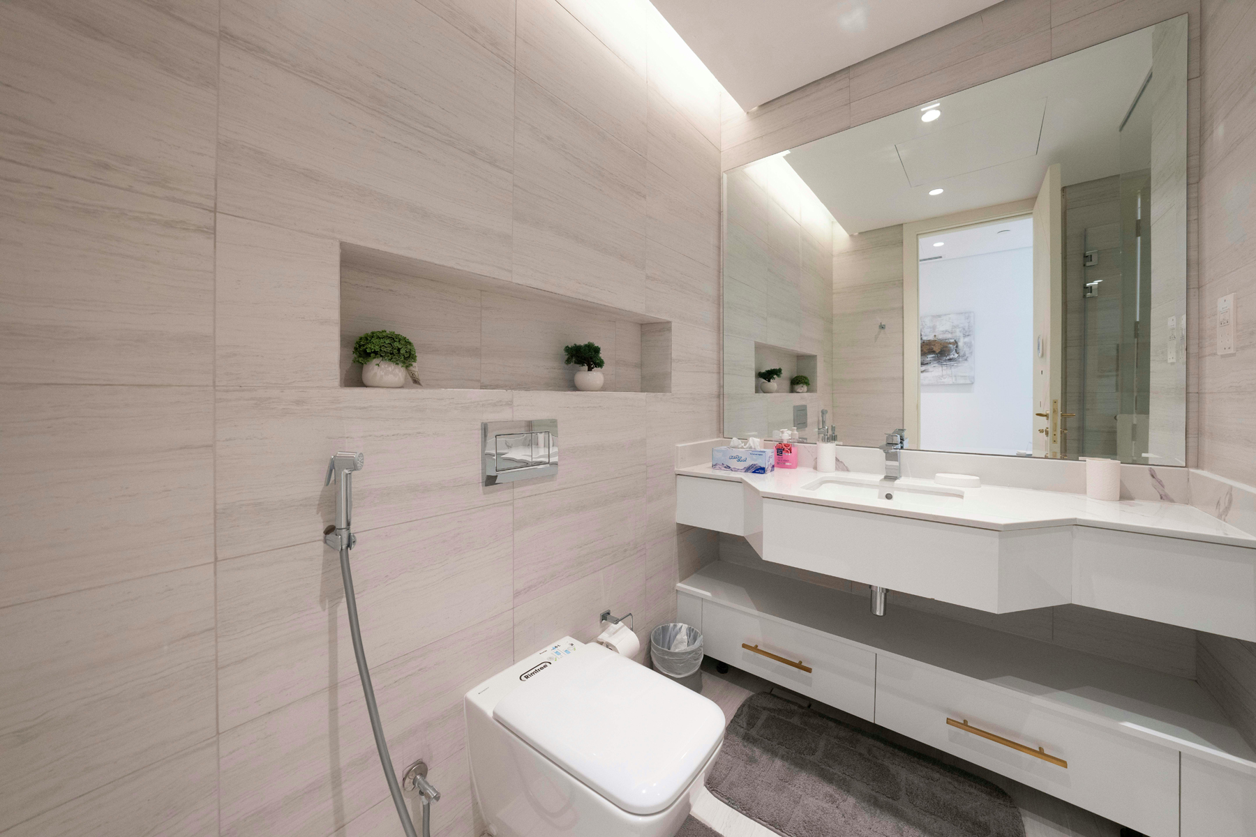 Badezimmer wird gründlich desinfiziert