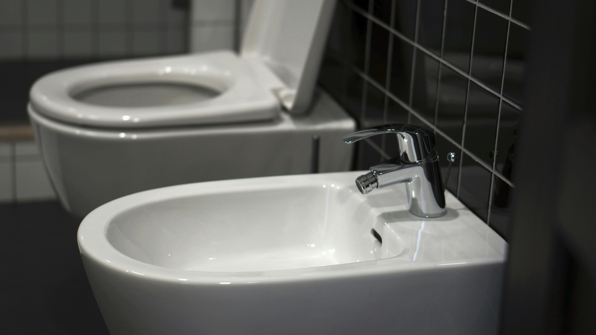Kalkablagerungen im Badezimmer werden behandelt