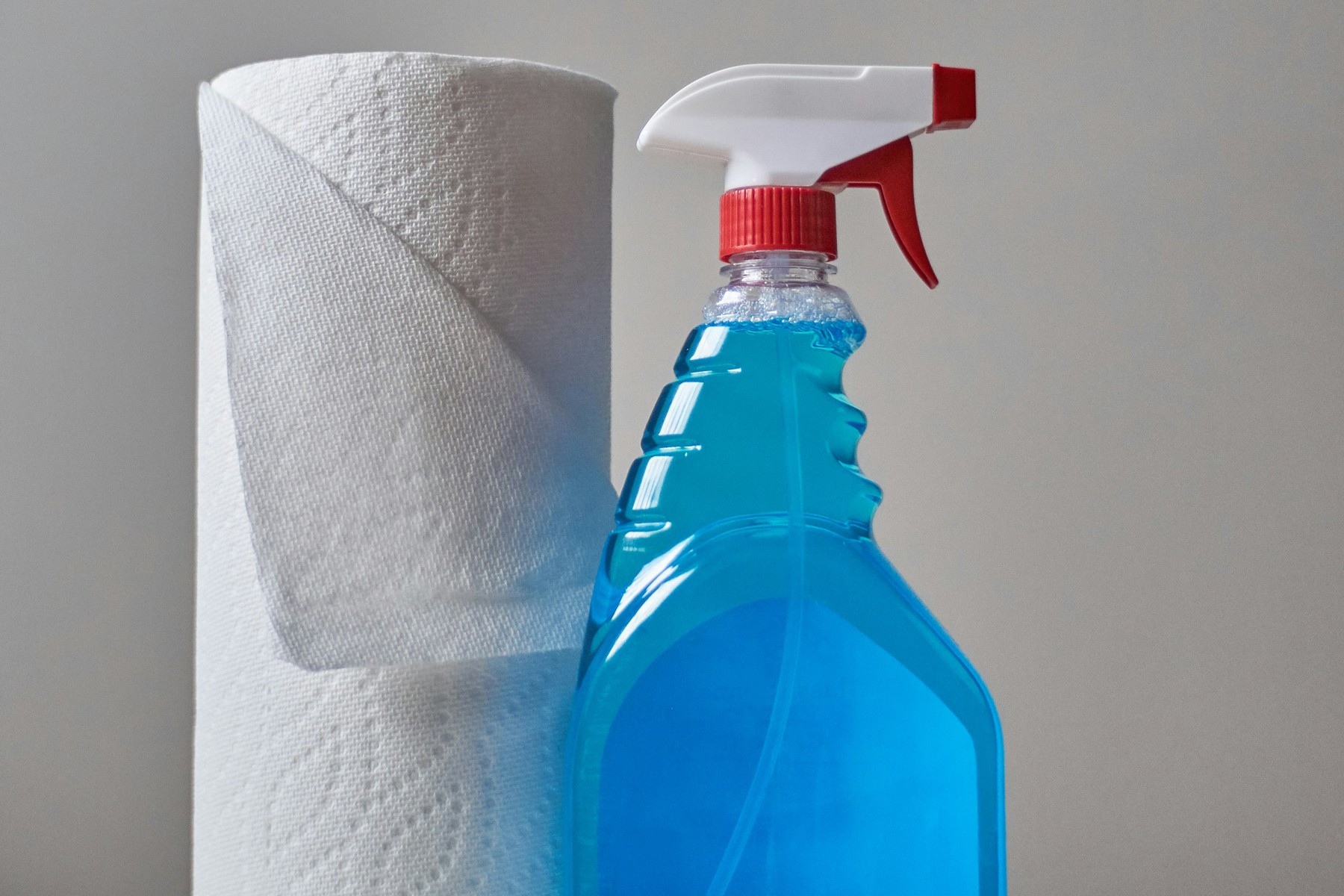 Reinigungsspray auf Badfliesen