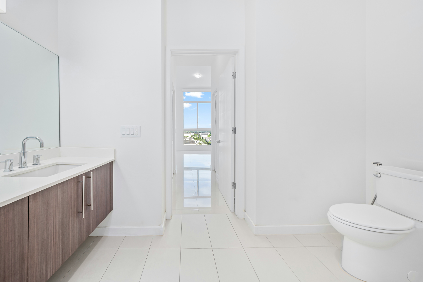 Saubere weiße Toilette im Badezimmer