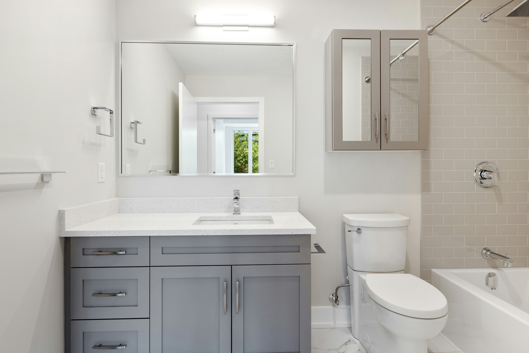 Unterseite eines WC-Sitzes im Badezimmer
