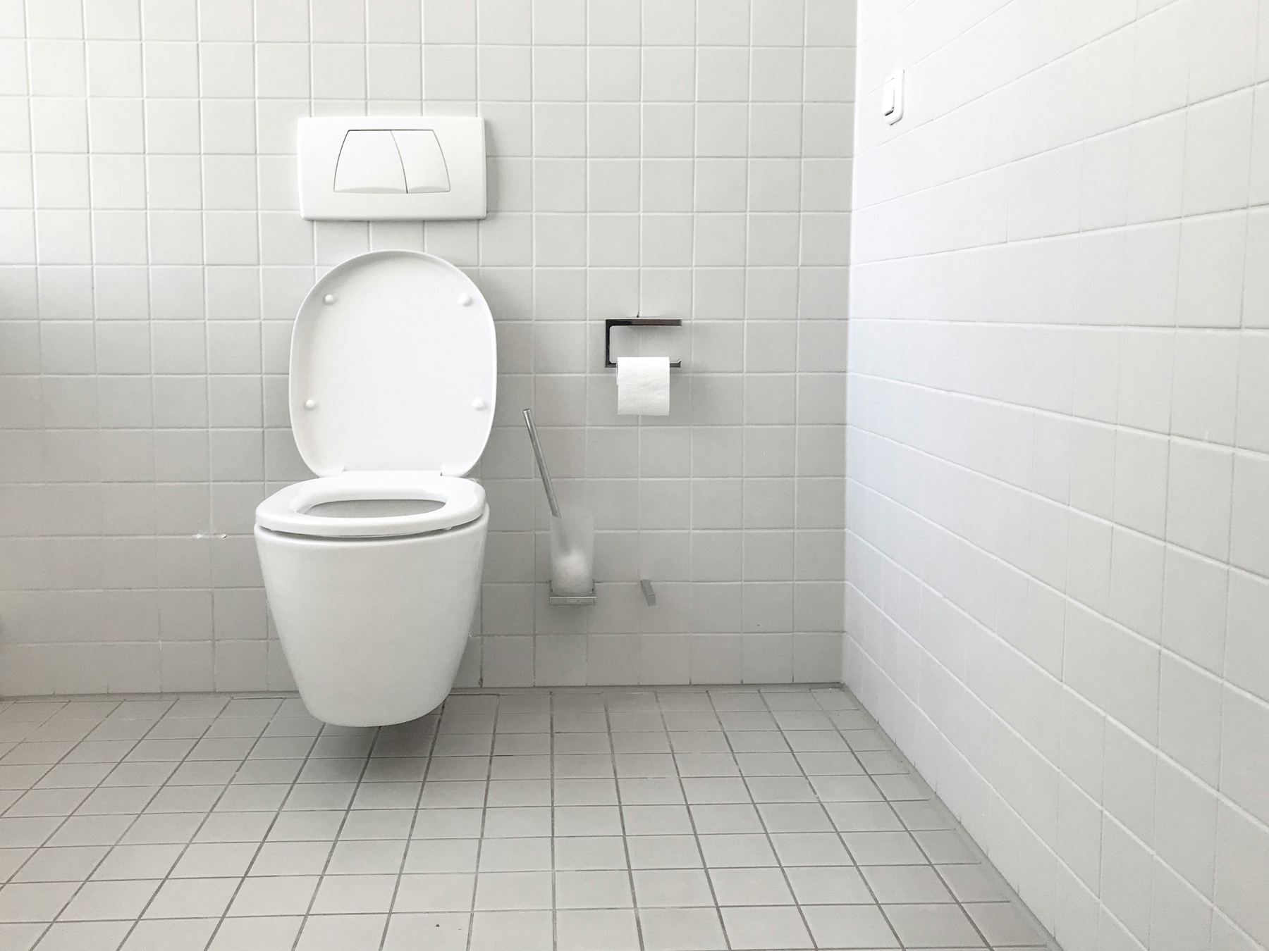 Weißer WC-Sitz im Badezimmer