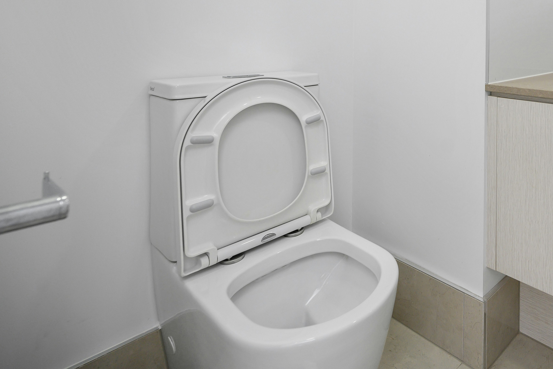 Verfärbter WC-Deckel im Badezimmer