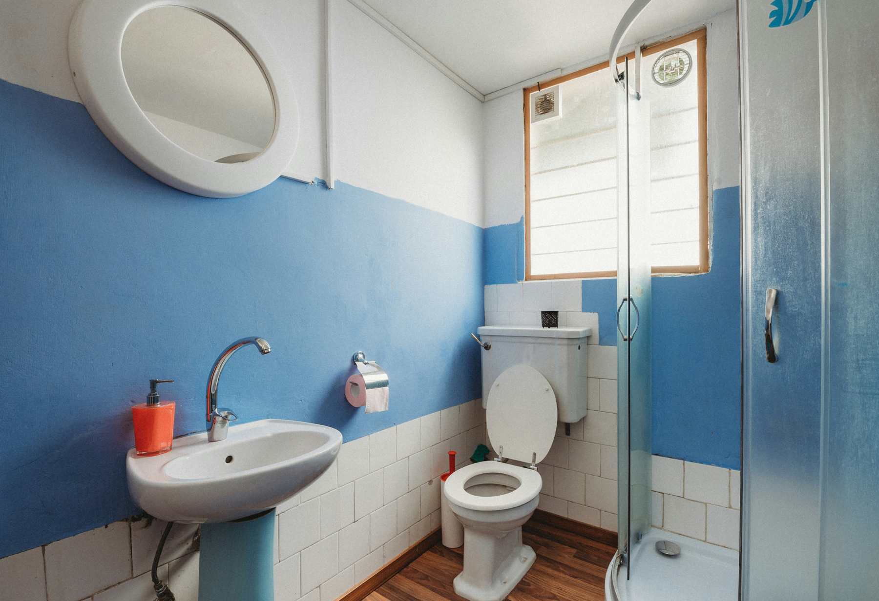 Toilette wird im Badezimmer gereinigt